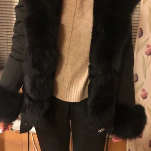 Fatima parka med päls - Fatima parka i helsvart, korta modellen från Feminina of Sweden. Nyköpt för 4000kr. Storlek S. Väldigt fint skick. All päls är äkta och avtagbar!
