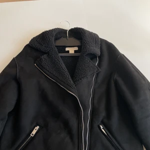 Jacka - Jacka från Hm i mockaimitation färg: svart stl: 38