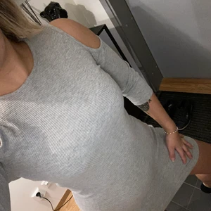 Grå klänning stl 36 - Grå klänning från H&M. Öppna axlar och användt fåtal gånger. Storlek 36. 