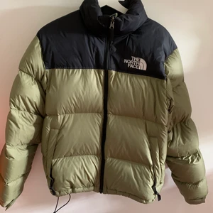 Northface jacka - Säljer min gamla tnf jacka! Knappt använd, bara använd under en vinter. 