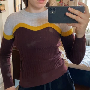 Långärmad tröja i storlek S - Långärmad tröja från COS i höstiga färger🍁 Den är i fint skick! Dock ganska tajt, så passar bra på någon med XS också.