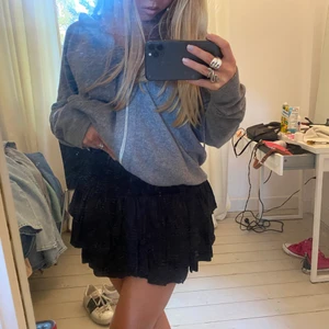 Svart kjol från Designers remix - Intressekoll på denhär svarta skitsnygga kjolen i siden från Designer’s remix då jag är osäker på om jag vill sälja 💖 så snygg i höst med en stickad tröja 💕 köpt för ca 700kr säljer för 400kr då den är HELT ny och aldrig använd 💕 uppskattar en snabb affär! 