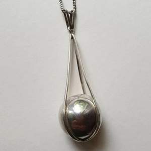 Snyggt äkta silver halsband med en massiv silver kula,höjd 6,5 cm,kedjan är äkta silver och 50 cm lång