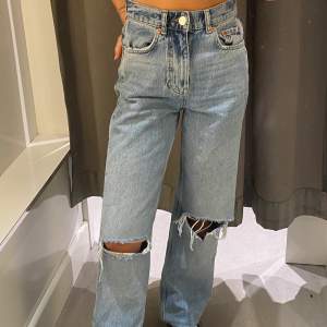 Jeans köpta från Gina Tricot i storlek 32! Tyvärr för små för mig nu, men sjukt fina i skicket och ser nya ut💞Sparsamt tvättade, köpta för 600kr. Skriv för intresse och fler bilder😙