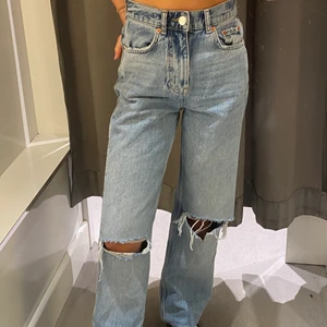90s high waist jeans  - Jeans köpta från Gina Tricot i storlek 32! Tyvärr för små för mig nu, men sjukt fina i skicket och ser nya ut💞Sparsamt tvättade, köpta för 600kr. Skriv för intresse och fler bilder😙