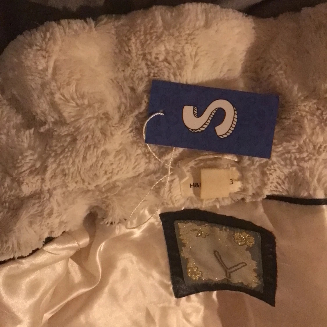 En vit pälsig jacka med knappar  - 91