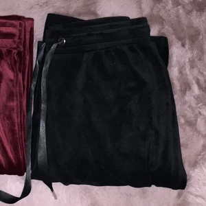 Cecilia Velour  - Säljer dessa byxor från Gina i storlek XS för 130kr + frakt. Inte använd alls, som ny och i god skick. För fler bilder på detaljer eller frågor, hör av dig gärna ☺️