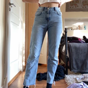 jeans  - Jeans som jag har målat på bakfickorna🤠 Dom är insydda i midjan så ifall man kollar nära ser det lite konstigt ut, men det är inget man tänker på på långt håll. Jag står för frakten 