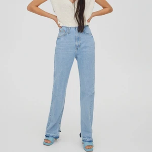 Jeans - Säljer dessa snygg jeans som är från pull and bear då dom är för stora för mig. Aldrig använda, prislappen är kvar.💗😋 (köparen står för frakten) 