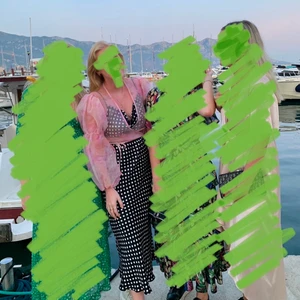 Zara, Klänning, strl M - Prickig klänning med draperad urringning, går att klä upp och ner lätt. Faller fint och har fin passform