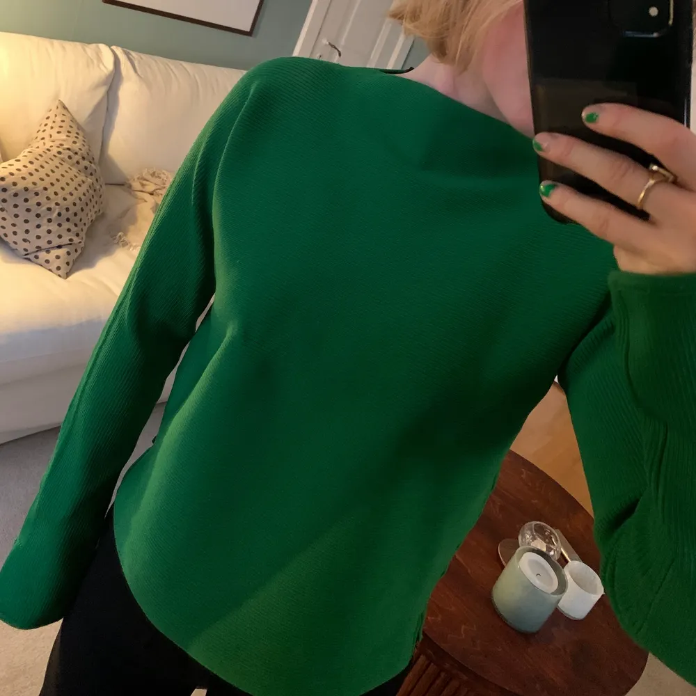 Grönt är skönt, så även denna tröja! Fina detaljer vid ärmslut och krage. Storlek 2, jag har normalt S-M för referens.. Tröjor & Koftor.