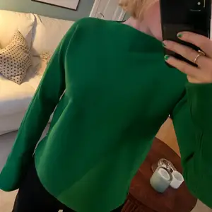 Grönt är skönt, så även denna tröja! Fina detaljer vid ärmslut och krage. Storlek 2, jag har normalt S-M för referens.