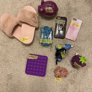 Böker, tofflor,mobilskal/mm - Lite olika saker du ser vad det kostar på bilden om du inte ser skriv till mig så kan jag skicka. Köparen betalar frakten!🥰