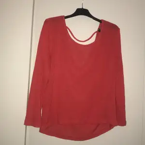 En röd tröja från H&M storlek s