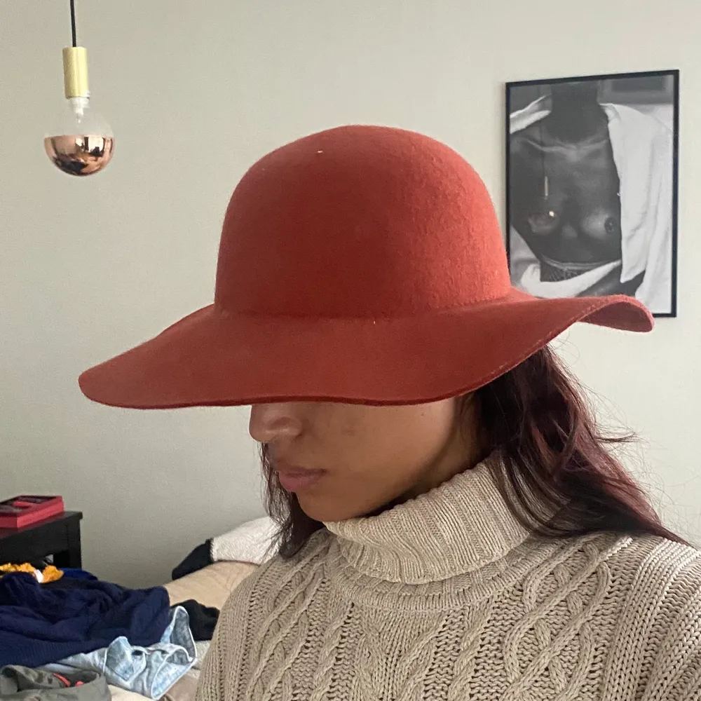 Orange/brun hatt från Gina tricot. Pris 50 . Accessoarer.