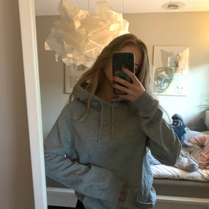 Hoodie - Helt vanlig grå hoodie inte ett dugg nopprig, storlek xs. Hör av dig om du har frågor💓 (frakt tillkommer)