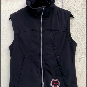 Väst från CRW - Väst från CRW. Använd ca 5 gånger, så i fint skick. Bekväm att rida i. Får även plast med tjockare tröjor under. 