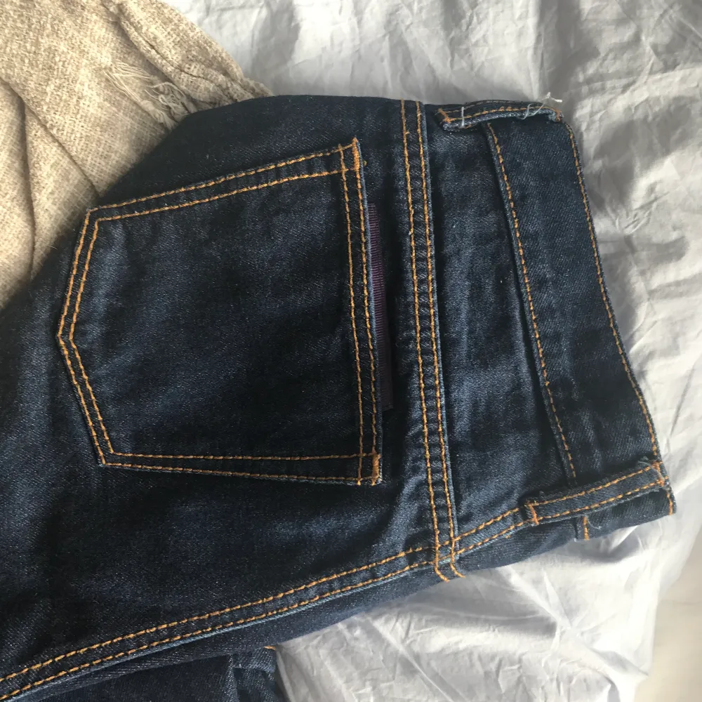 Cypress jeansen från eytys. Skit snygg rak modell i cool mörk färg perfekt för hösten och vintern! Storlek 31(midja)/34(längd). Skriv för bilder med jeansen på! Originalpris 1700kr jag säljer för 700kr, skriv om du vill köpa direkt.   OBS, valde fel datum gällande budgivning, buda i kommentarerna eller skriv privat . Jeans & Byxor.