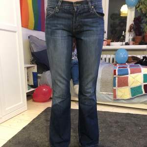 Jättefina blåa lågmidjade bootcut jeans. Jag säljer då dom är för korta :(