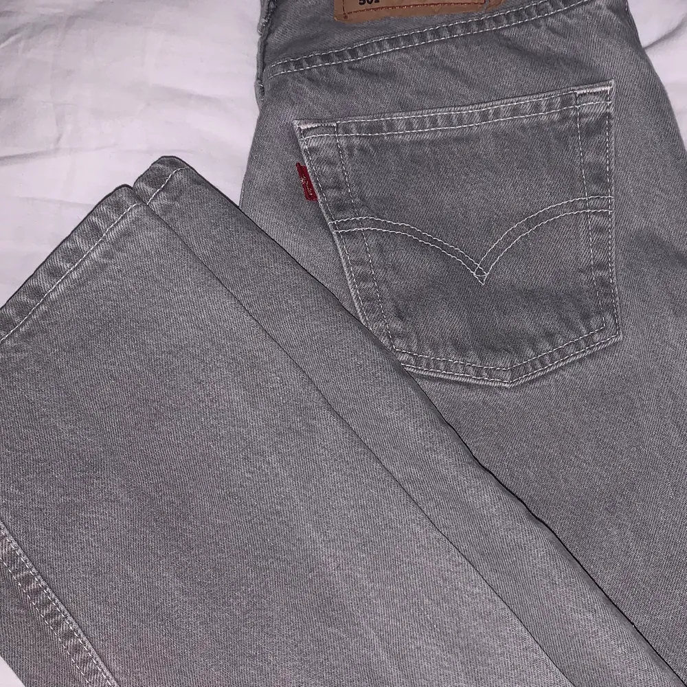 Levis jeans i populära modellen 501 i w 26 och passar bra längdmässigt på mig som är 165. Snygg rak passform men tyvärr beställde jag för liten storlek från sellpy:(. Jeans & Byxor.