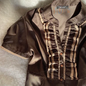 Brun blus med detaljer  - Hej! Jag säljer en SÅ cool och vacker brun/guldig/beige vintage blus sparsamt använd i silkesmaterial 🤎✨ 