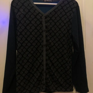 Tröja - Köpte på second hand ganska länge. Har haft på den bara 1-2 gånger men annars i jätte bra styck denna tröjan ger mig Fiona Gallagher från shameless vibes. Skit cool tröja i alla fall skriv för mer info (köpare står för frakt)💕💕