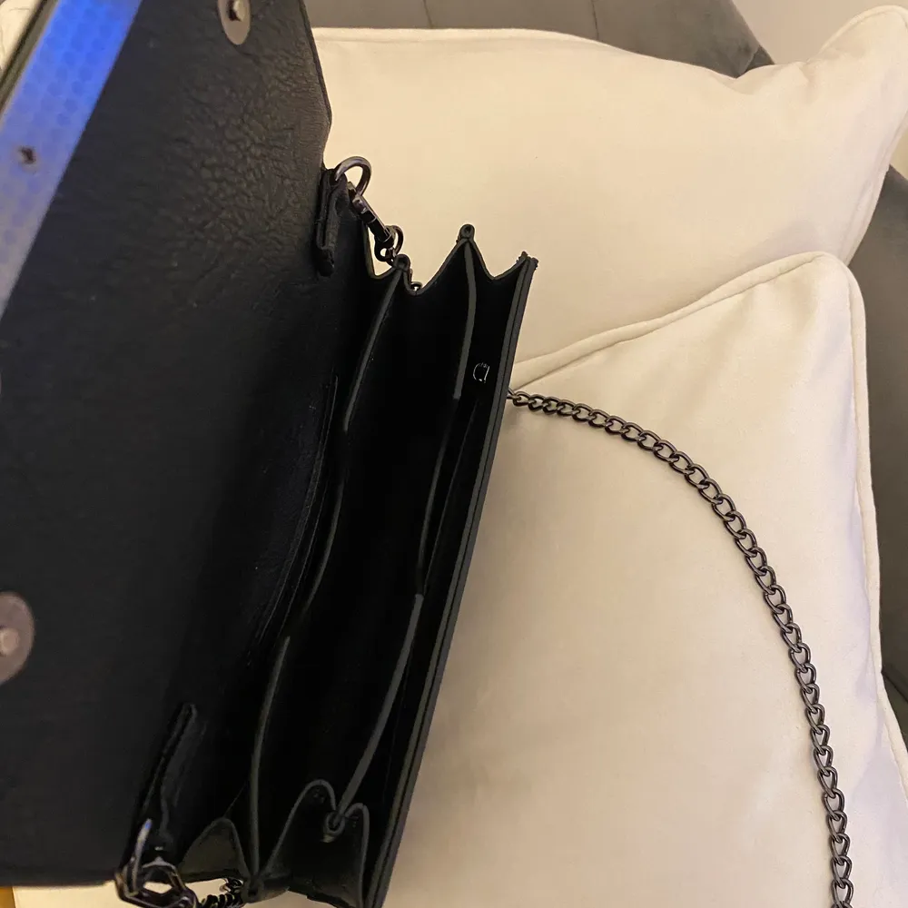 Fin väska med långt band, använd ett fåtal gånger. Har fått några repor dock, som visas på tredje bilden 🤍 därav priset. Väskor.