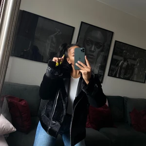 Helt ny jacka i fuskpäls - Super varm/tuff jacka i fuskpäls med spännen, köptes förra året helt oanvända. Har i både storleken 36 och 38 och båda är oanvända, alla lappar kvar. 1200kr mitt pris 300kr st prutat och klart, vill ni pruta så skriv snälla inte :) 