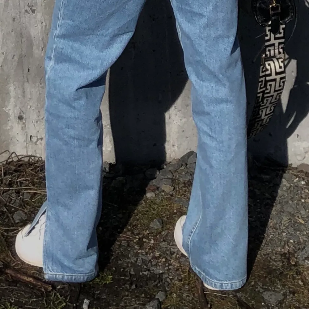 Skitsnygga split hem jeans från nakd tyvärr är det lite för långa för mig som är 155cm. Storlek 34, Köparen står för frakten ((säljer även toppen)). Jeans & Byxor.