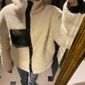 Teddy-jacka  - Teddy-jacka från NAKD i storlek 34, men passar även 36/S. Köpt för ca 1 månad sen men i nyskick. Perfekt till den kalla hösten/vintern! 300 kr + frakt 🦾