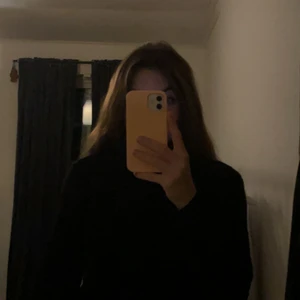 Fin svart stickad tröja  - Säljer nu denna fina svarta tröjan med polo krage då den tyvärr inte kommer till användning längre:(