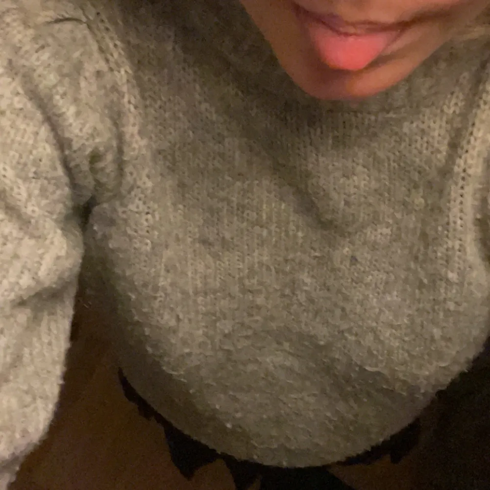 Säljer nu denna gråa stickade tröjan från Gina tricot då den inte kommer till användning längre tyvärr:)). Neuleet.