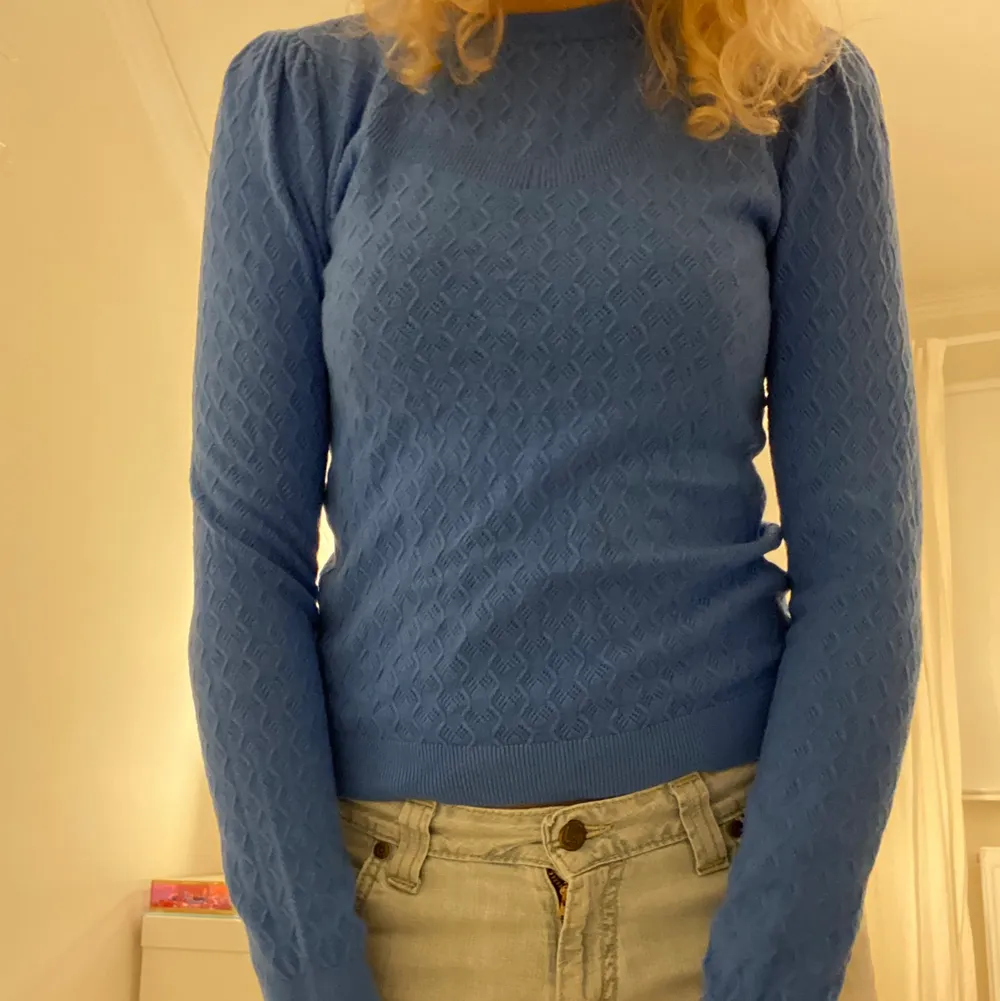 Säljer en jätte fin blå stickad tröja i nyskick. Står att det är storlek Xs men passar mig som i vanliga fall är en S-M💗. Stickat.