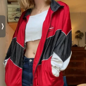 Nike zip-up ”kofta” - Sval, rymlig ”kofta” med två stora fickor, dragkedja och krage. Sporttyg som passar perfekt som jacka/lite varmare kofta på sommaren. Bra skick, storlek large (perfekt som oversized plagg). Skriv om det finns frågor kring exakta mått! 