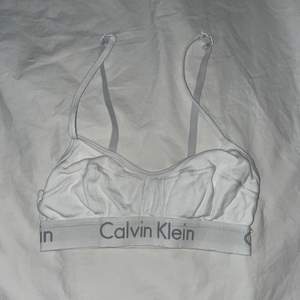 Sport topp från Calvin Klein, använd ett fåtal gånger men i bra skick!🥰