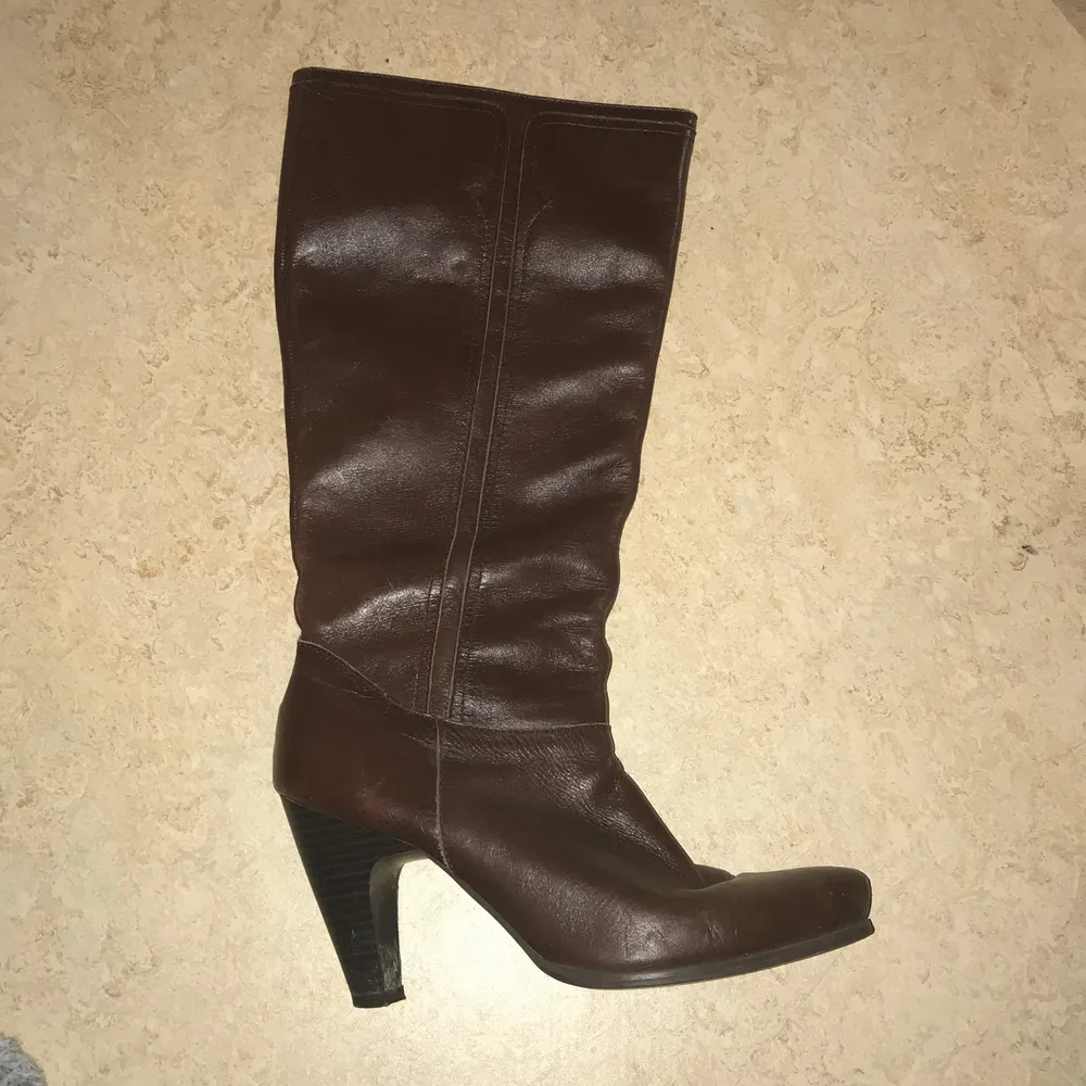 Här har vi ett par riktigt söta boots, storlek 38/39. Dem är i vinrött ”skinn” (osäker på om de e äkta eller inte), super bekväma med en klack på 6 cm. Säljer pågrund av att jag inte använder dem längre. Skor.