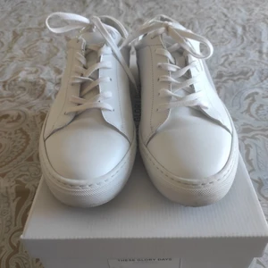 Sneakers These Glory Days - Jätte fina vita sneakers. Jag hade på mig dem bara en gång. Jag köpte inte rätt nummer.