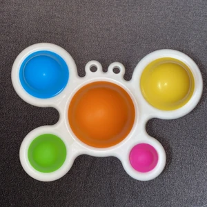 Stor simple dimple - Säljer en stor simple dimple med form av en fjäril! Den kostar 30 kr!