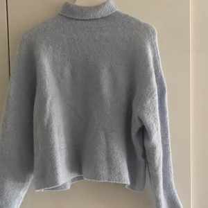 Ljusblå polotröja  - Superfin ljusblå polotröja från &otherstories i så bra kvalité (ull&alpaca blandning). Den är i storlek S och bra skick!!🥰