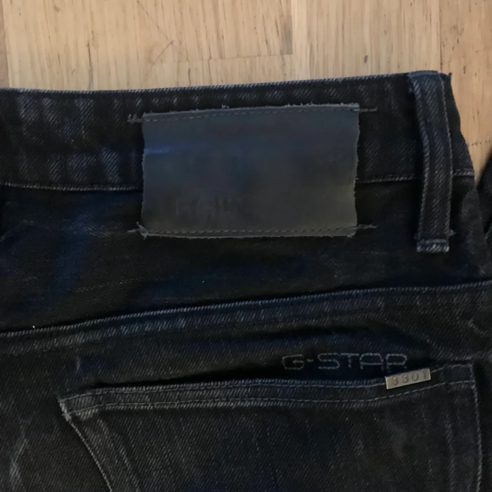 Ascoola svarta lowrised jeans jag köpt secondhand men kommer ifrån gstar! De är straight leg i passform. Säljer pga ej kommer till användning:(💗. Jeans & Byxor.