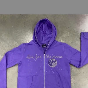 Rhinestone Zip Hoodie  - Hej! Säljer nu denna feta rhinestone hoodien, strl L men passar även M, helt ny, ej använd. Skriv om du är intresserad! 