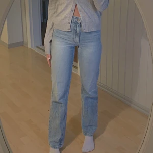 Ljusblå jeans - Ljusblå jeans som sitter vid naveln. Tajtare högre upp som sedan går ut lite. Fina i modellen och väldigt mjuka och bekväma. Köpta för 400 kr från zalando.