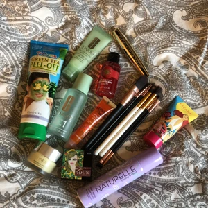 Smink  - Helt oanvända produkter, säljer då fått i present men inte använder. 10/15kr grej, 40 peel of priset kan diskuteras💓på qlinique vill jag ha 50/60kr hör av er för mer bilder, info och överenskommelse om pris.