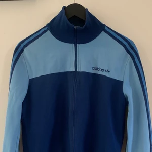 Adidas zip up - Retro Adidas zip up! Passar XS-L beroende på passform. Litet hål vid vänstra ärmen (bild 3).