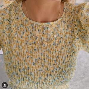 Säljer denna fina långärmade tröjan från Gina Tricot i storlek M som aldrig är använd. Bild 1&2 är lånade bilder. ☺️