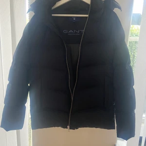 Gant jacka - En mörkblå vinter jacka från Gant. Använd 3-4 gånger, säljes då den inte passar. Storlek S. Nypris 3000kr , Mitt pris 600kr.  