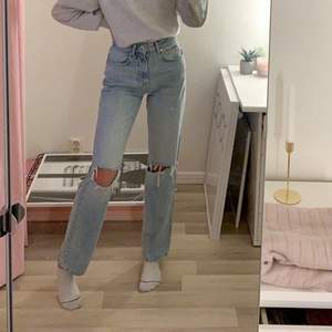 Säljer dessa snygga 90’s high waisted jeans från Gina.de är i bra skick samt i storlek 34❤️kom privat vid intresse eller för fler bilder (jag är 175 cm)