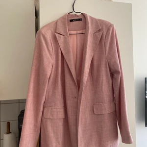 Rosa kavaj - Rosa kavaj i storlek 40 så att den är oversize, har vanligtvis storlek 36. 