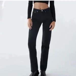 Mid rise jeans - Säljer ett para av mina svarta mid rise jeans från zara då jag har två par, just dessa är slutsålda vad jag vet❤️ i bra skick och passar mig i längden som är 173🥰 köparen står för eventuell frakt, 66kr spårbar💕