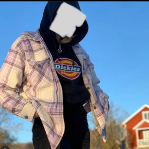 Gina tricot jacka - En väldigt din jacka\flanell från Gina , använd få gånger , jätte bra skick, man knäpper den med knappar, den har även två fickor på vardera sida 💕 köp sker via swich, kontakta för fler bilder och frågor 